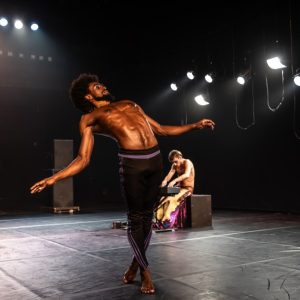 “3 contra 2: Psico Trópicos” chega a Lisboa — dança, polirritmia e delírio coletivo no Teatro do Bairro Alto