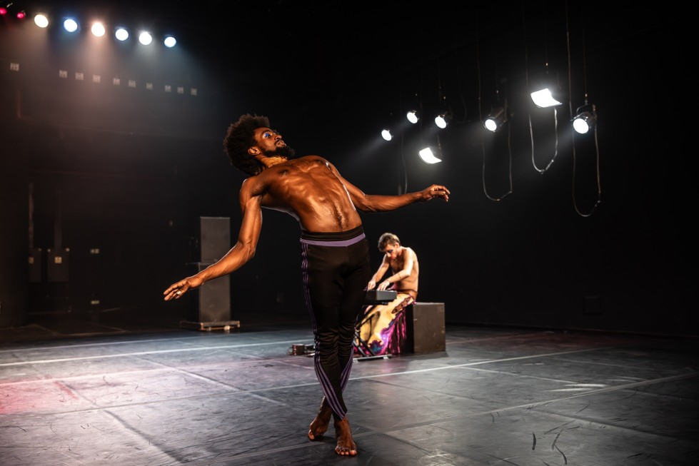 “3 contra 2: Psico Trópicos” chega a Lisboa — dança, polirritmia e delírio coletivo no Teatro do Bairro Alto