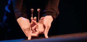 “Monstros Esperançosos” chega ao LU.CA com teatro visual sobre a evolução contado através das mãos