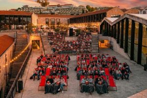 Lisboa volta a transformar-se em cinema ao ar livre com o regresso do Cine Society ao terraço do Carmo