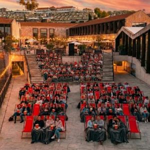 Lisboa volta a transformar-se em cinema ao ar livre com o regresso do Cine Society ao terraço do Carmo