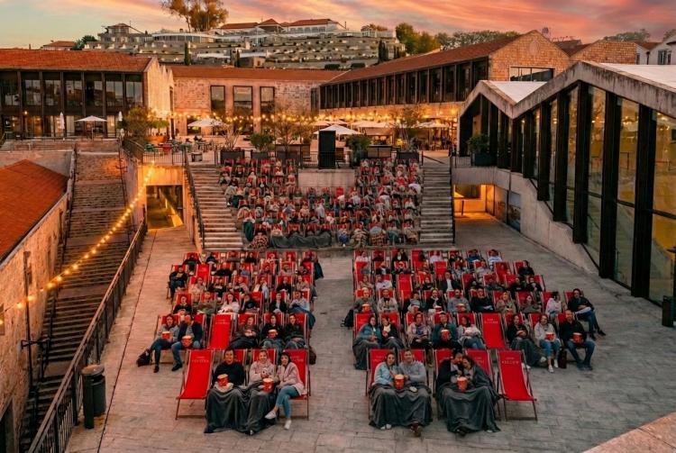 Lisboa volta a transformar-se em cinema ao ar livre com o regresso do Cine Society ao terraço do Carmo