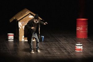 Comédia absurda e corrosiva chega ao Teatro Taborda: “Vocês viram o meu cão?” promete riso, crítica e surrealismo em Lisboa