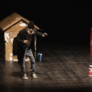 Comédia absurda e corrosiva chega ao Teatro Taborda: “Vocês viram o meu cão?” promete riso, crítica e surrealismo em Lisboa