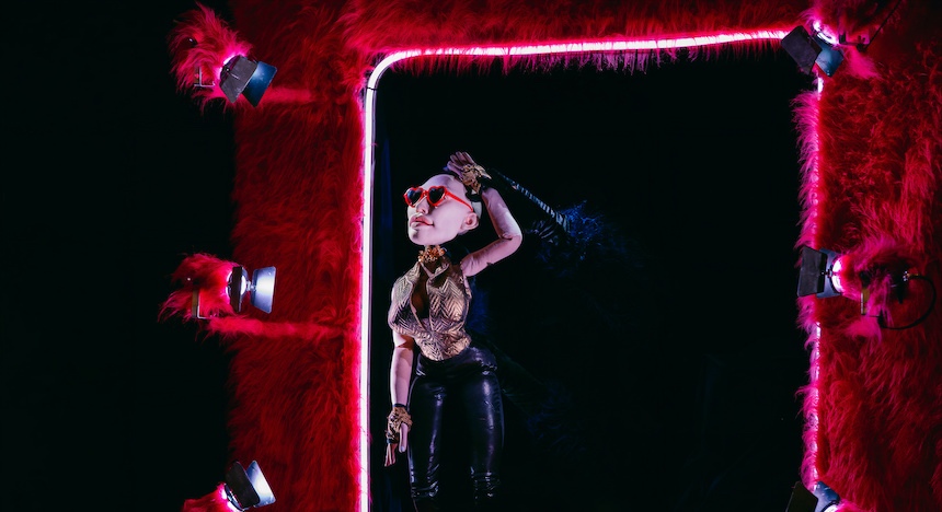 Cabaret Love – HEN em Lisboa: Marioneta provocadora e livre regressa ao São Luiz Teatro Municipal em espetáculo único de amor e identidade
