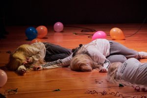 Hamlet sou eu transforma Shakespeare em jogo, objetos e criação coletiva no Teatro Taborda
