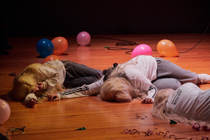 Hamlet sou eu transforma Shakespeare em jogo, objetos e criação coletiva no Teatro Taborda