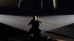 Lucy Railton estreia espetáculo audiovisual imersivo na Culturgest com som, luz e imagem em diálogo total