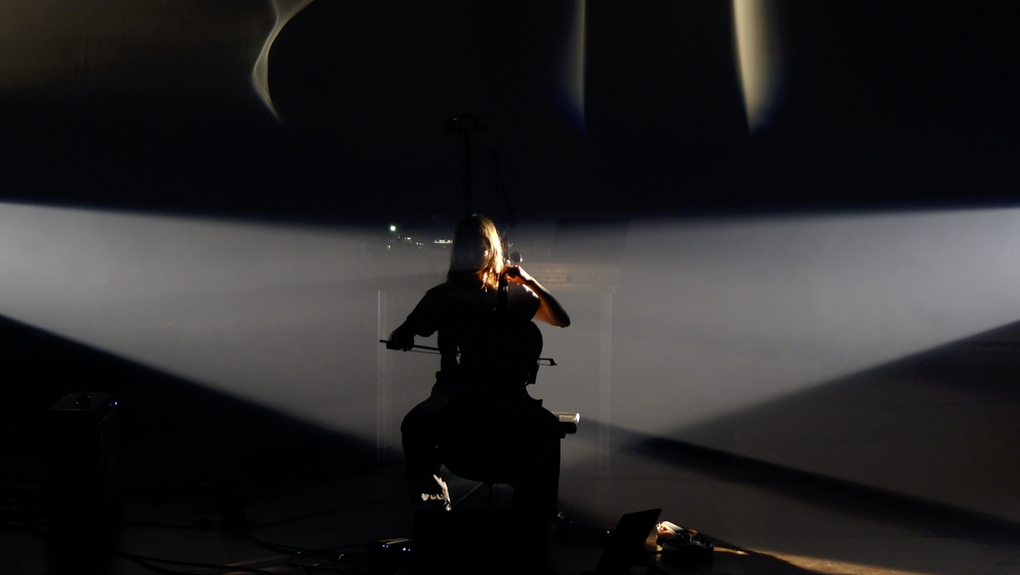 Lucy Railton estreia espetáculo audiovisual imersivo na Culturgest com som, luz e imagem em diálogo total