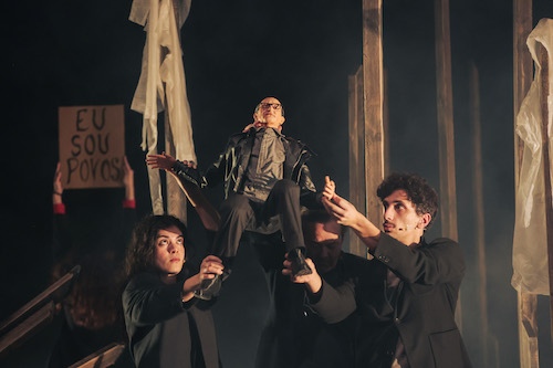 “Vidro Pantera” cruza Heiner Müller, marionetas e fragmentos de teatro no São Luiz