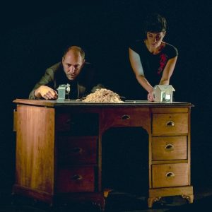 “Viva!” revisita memória familiar e violência histórica no Teatro do Bairro em Lisboa