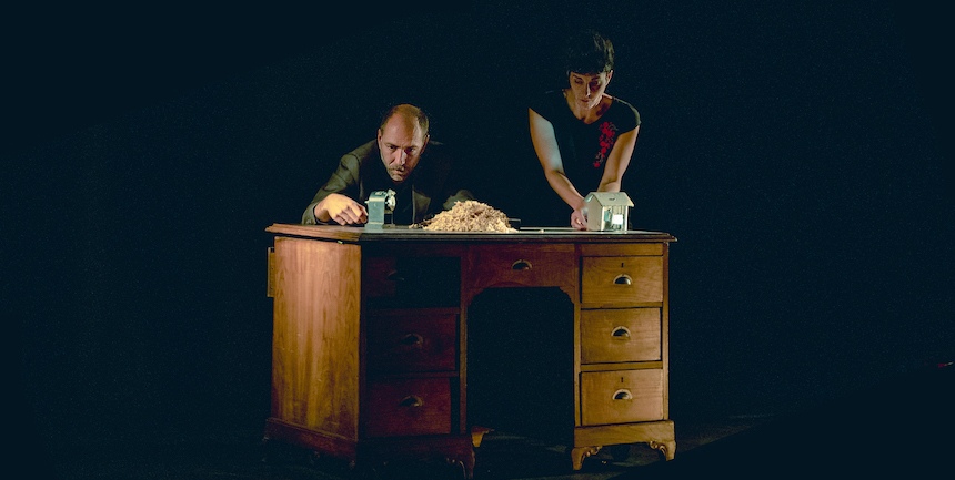 “Viva!” revisita memória familiar e violência histórica no Teatro do Bairro em Lisboa