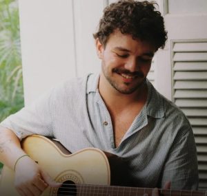 Jônatas Belgrande estreia-se em Lisboa com Tá Escrito em MPB