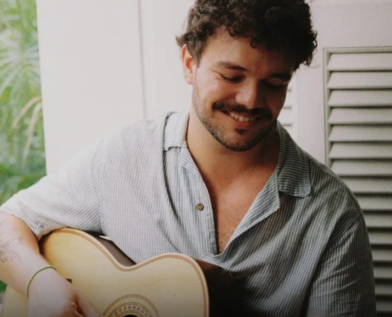 Jônatas Belgrande estreia-se em Lisboa com Tá Escrito em MPB