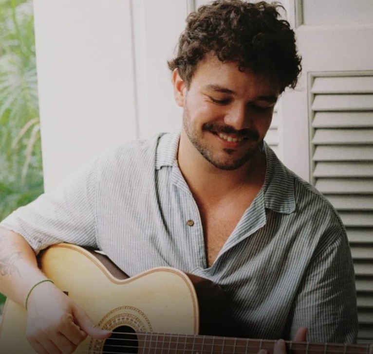 Jônatas Belgrande estreia-se em Lisboa com Tá Escrito em MPB