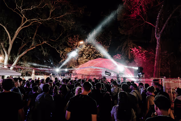Riktus regressa a Monsanto para um sunset open-air