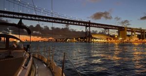 Passeio noturno de luxo em veleiro no rio Tejo em Lisboa