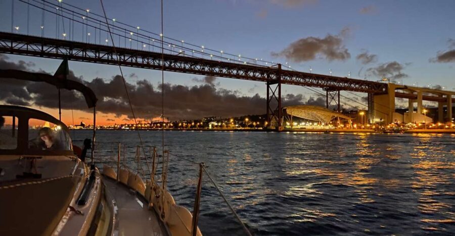 Passeio noturno de luxo em veleiro no rio Tejo em Lisboa