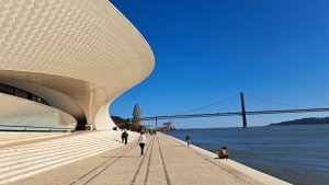 Saiba como usar os 52 dias grátis nos museus nacionais de Lisboa, o que levar, horários, preços, domingos gratuitos e espaços sempre grátis.