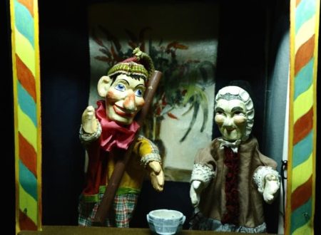 Fotografia de marionetas tradicionais em um palco de teatro de marionetas em Lisboa. As marionetas coloridas e expressivas capturam a essência do teatro infantil. Ideal para promover a agenda infantil de Lisboa, destacando espetáculos de teatro de marionetas na cidade