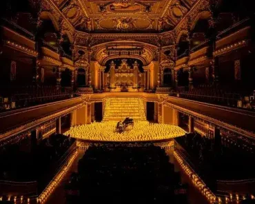 Desfruta das obras de compositores clássicos e modernos em um concerto exclusivo iluminado por milhares de velas. Jazz, rock, pop, música clássica, e até bandas sonoras de filmes tornam-se realidade em um local espetacular com uma atmosfera íntima.